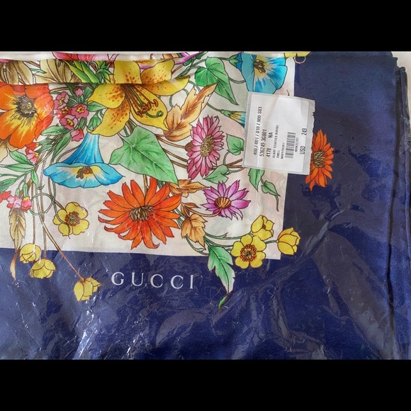 NEW Authentic Gucci silk scarf - Picture 6 of 10